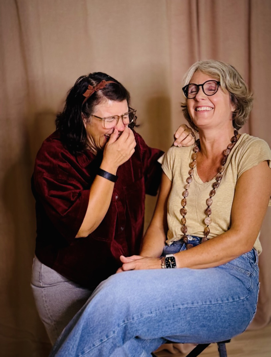 Charlotta Hägge och Kajsa Kromnér skrattar